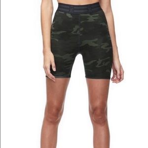Good American Women’s Green Camo Biker Shorts size 3 Large